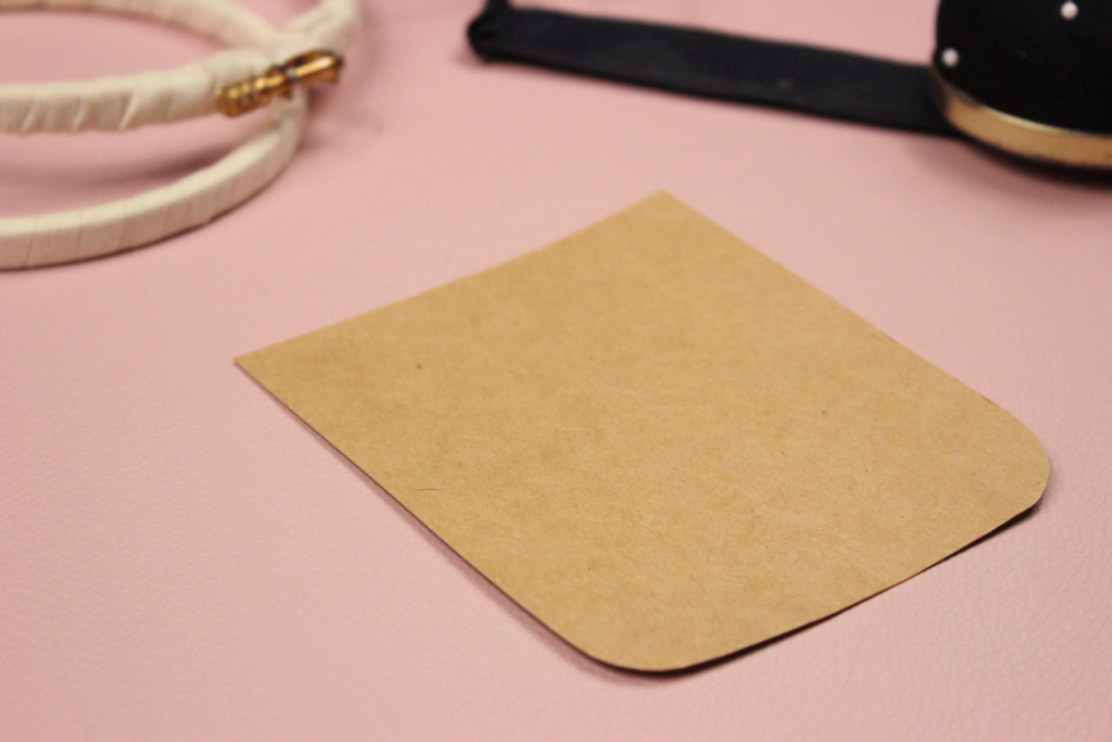 Confezione tasca ricamata - template cartoncino per stiratura
