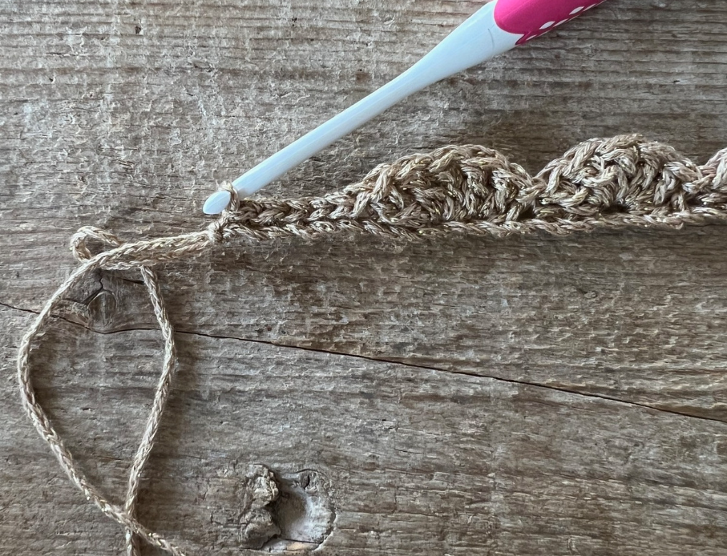 Lavorazione - Fascia per capelli all'uncinetto per le feste