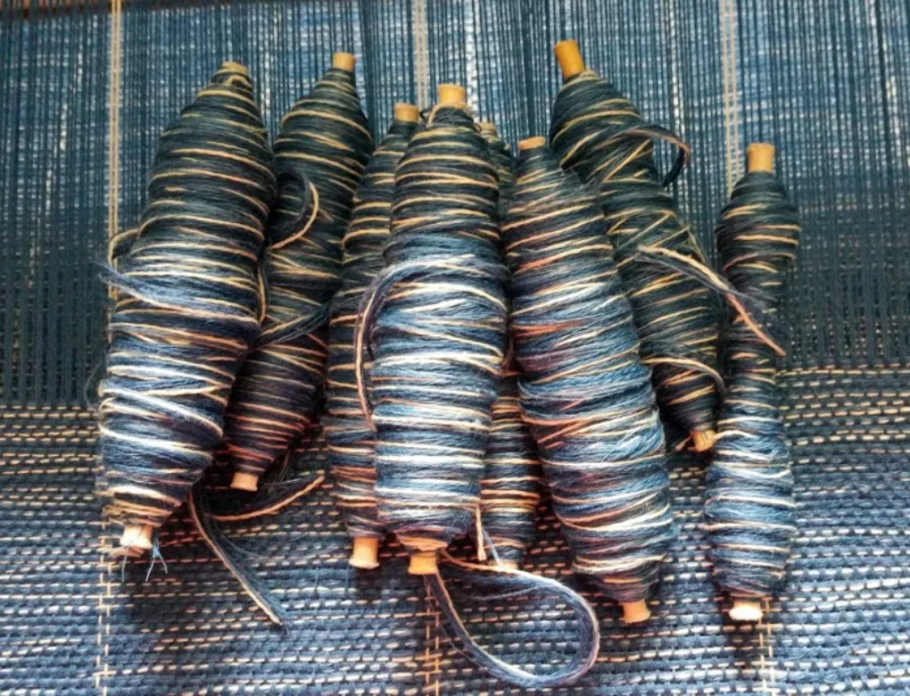 Canapa in rocchetti blu