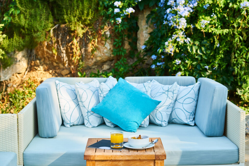 divano giardino cuscini azzurri
