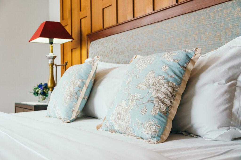 letto cuscini quadrati fiori