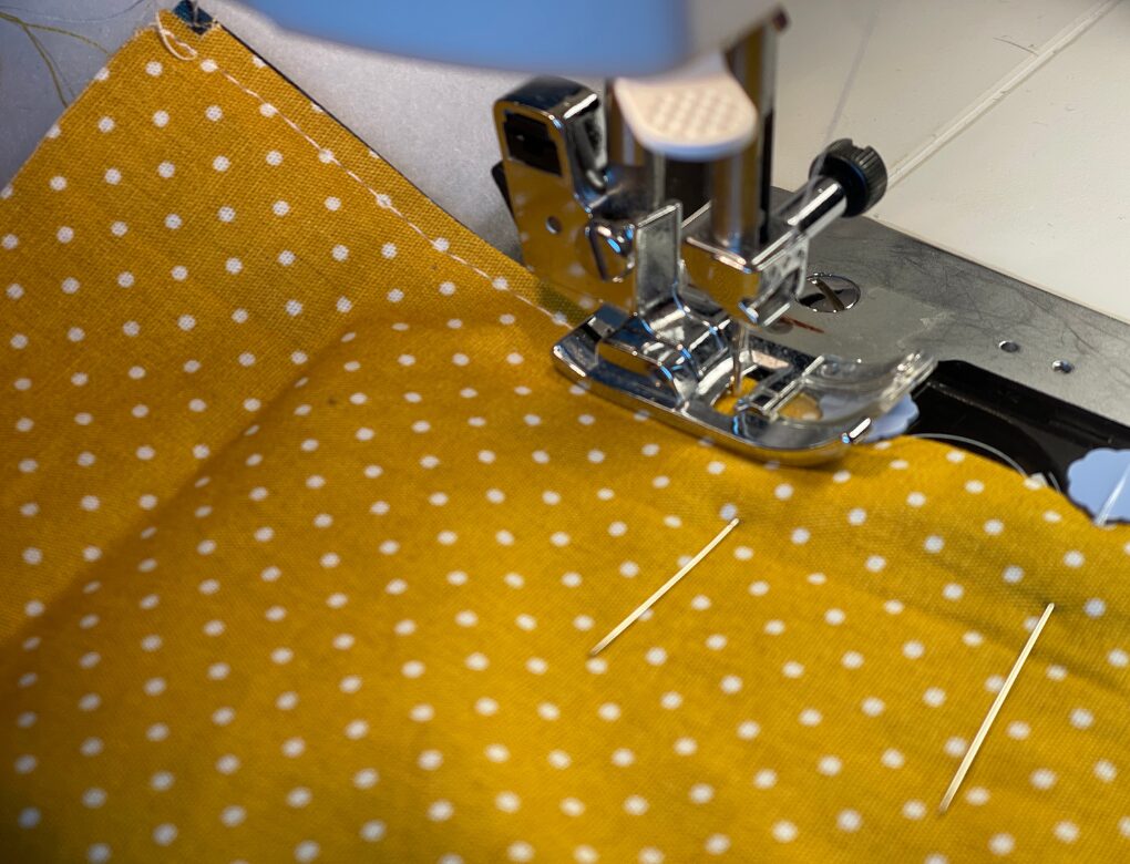 cucire un tessuto a pois impermeabile
